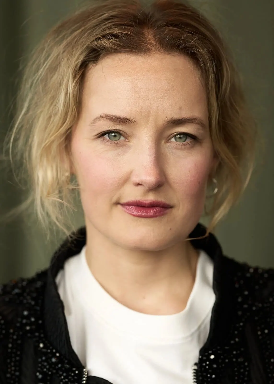 Naturlig portrett av smilende mann i blå skjorte